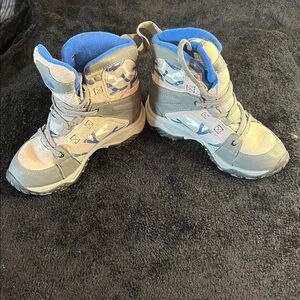 North Face boys hiking/snow boots size 1.